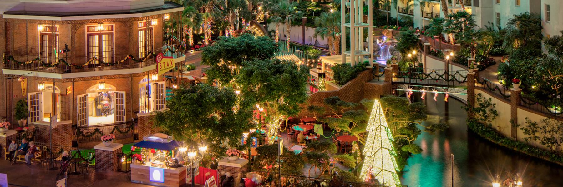 https://www.christmasatgaylordopryland.com/resourcefiles/hero-image/hero-gaylord-opryland-resort-experience.jpg